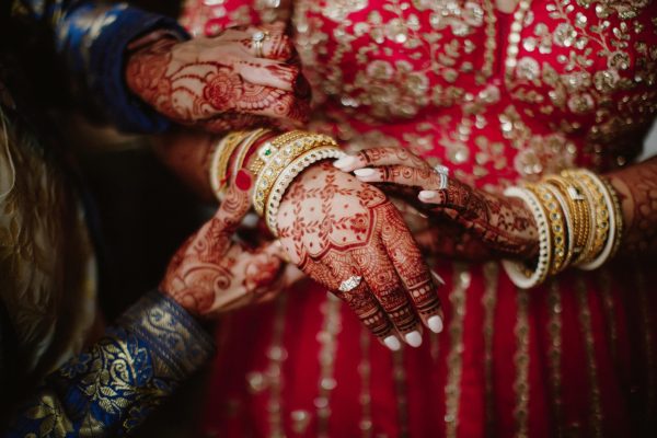 indian-bride-dresses-traditional-jewelry-wedding-ceremony-min